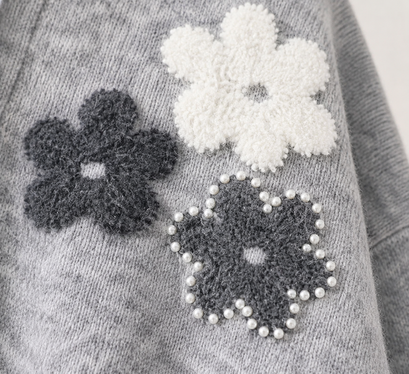 Women’s 3D Floral Wool Cardigan – Pearl-Embellished Button-Front Sweater for Early Fall